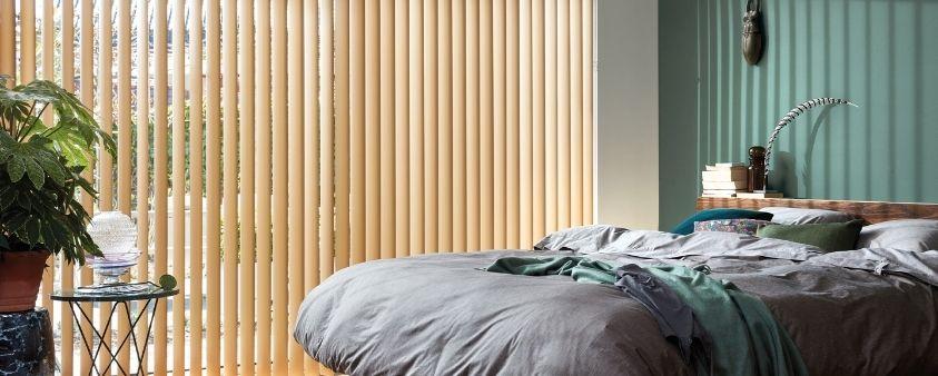 cortinas verticales marrón dormitorio Hunter Douglas